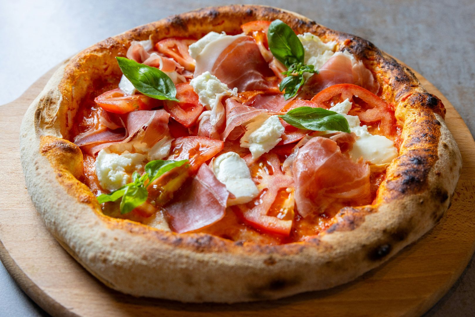 Thin-crust Pizza Tonda Romana, made the Roman way